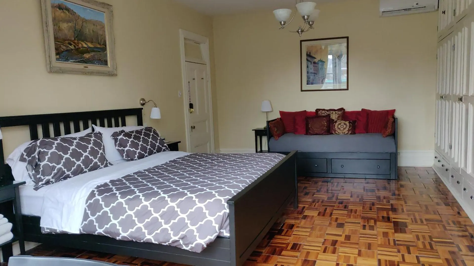 Gingerbread Manor Bed & Breakfast Montreal